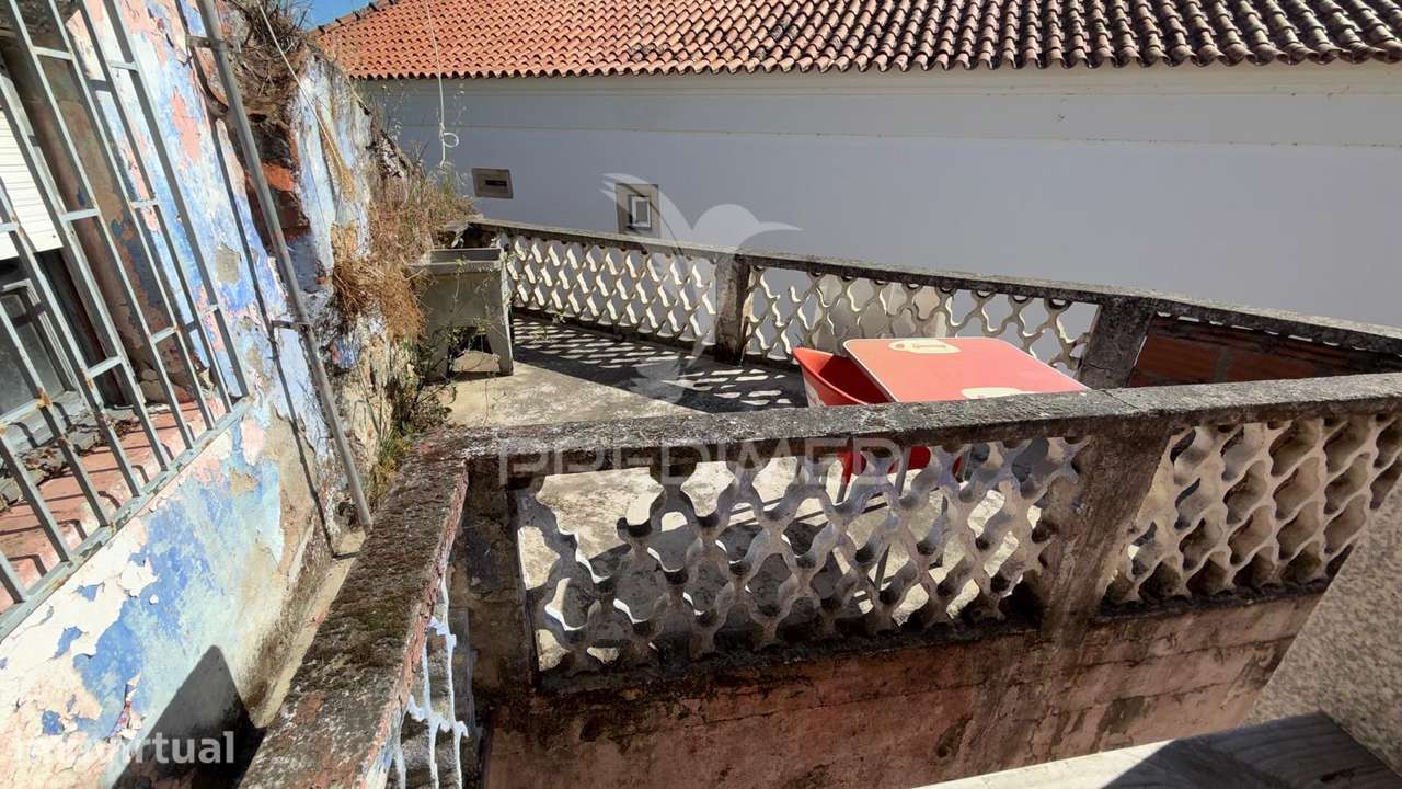 Moradia com terraço, para reabilitação, no centro histórico de Mira... - Grande imagem: 2/14