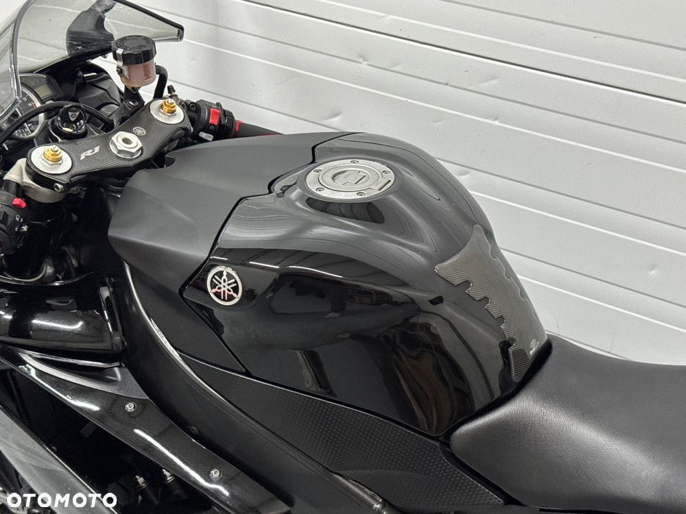 Yamaha R1 - 25