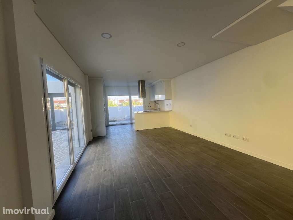 moradia T3 em Fernão Ferro com ótima localização - Grande imagem: 3/17