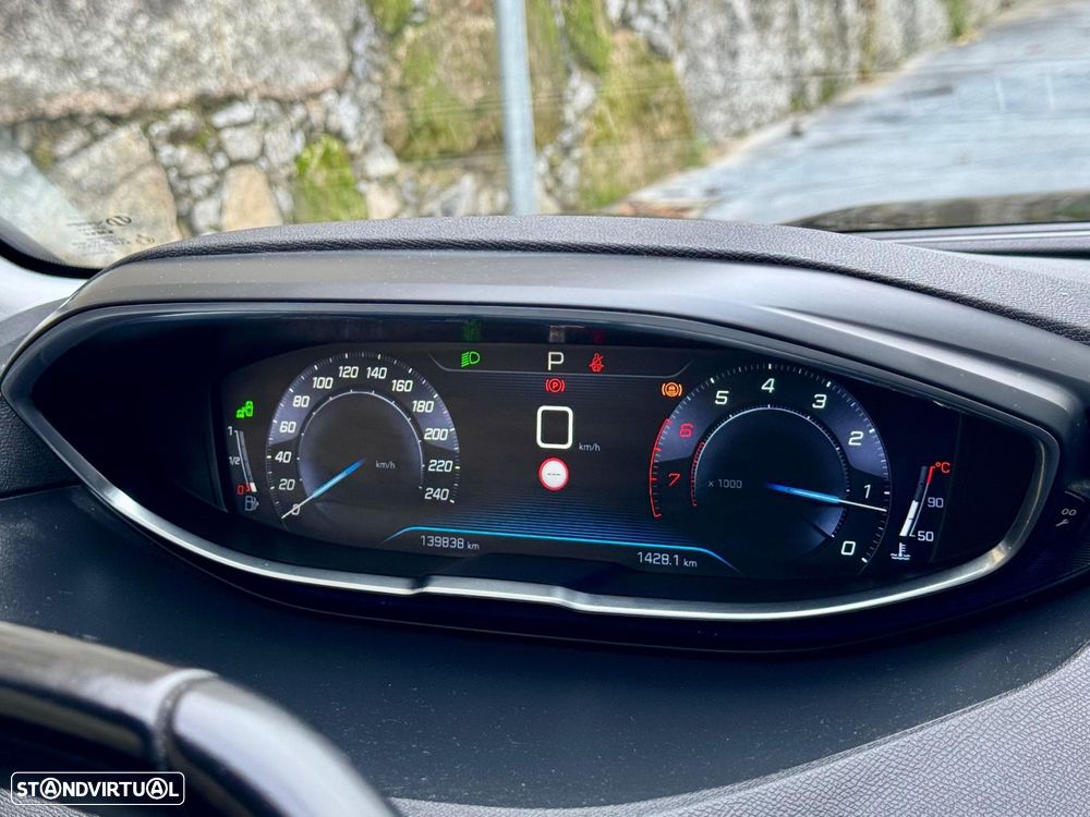 Peugeot 5008 1.2 PureTech Allure Grip Control EAT6 - 37