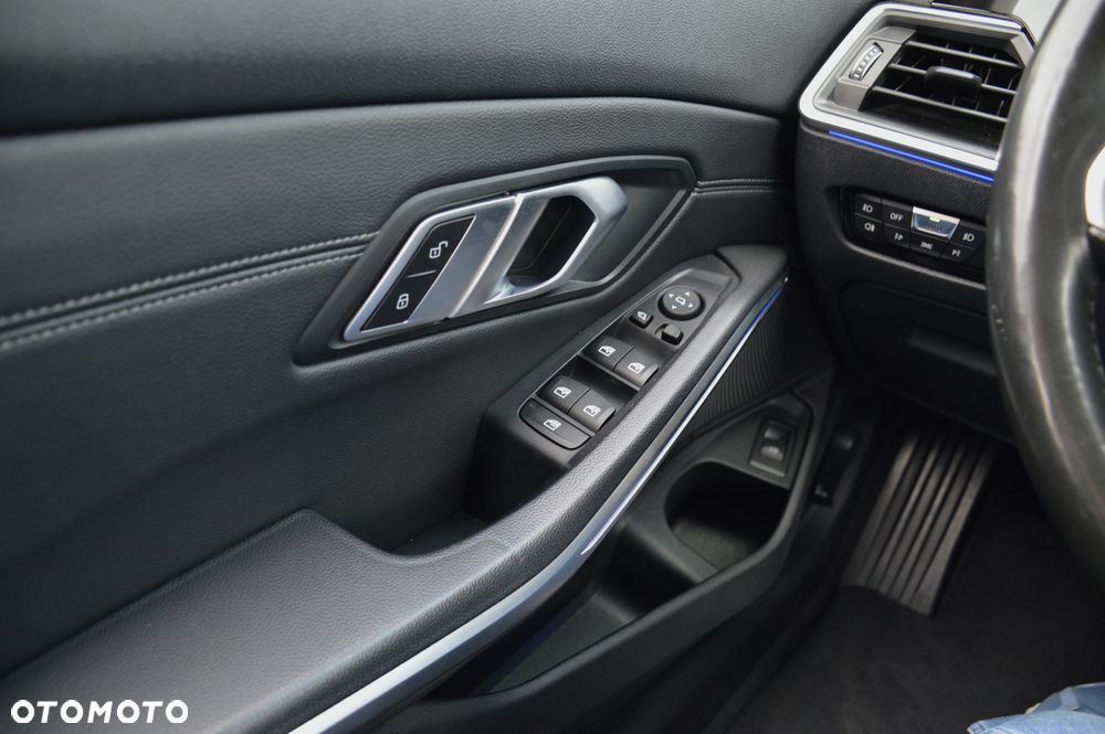 BMW Seria 3 320d Sport Line Shadow - 17