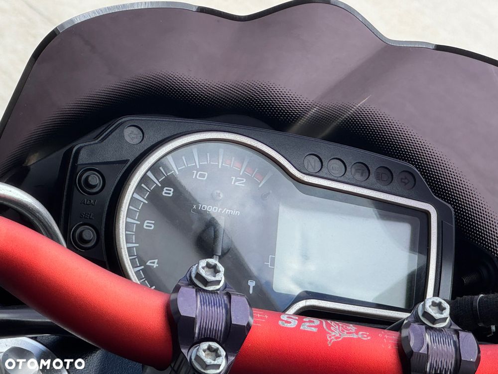Suzuki GSR - 27