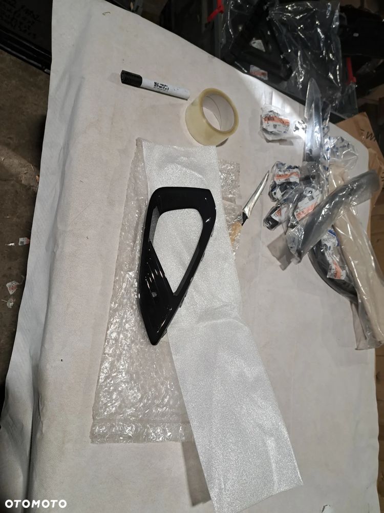 Prawa kratka w zderzak przedni Ford Fiesta MK-8 2143213 H1BB-15B216-A1 H1BB-15B216-A1C59B8 - 1