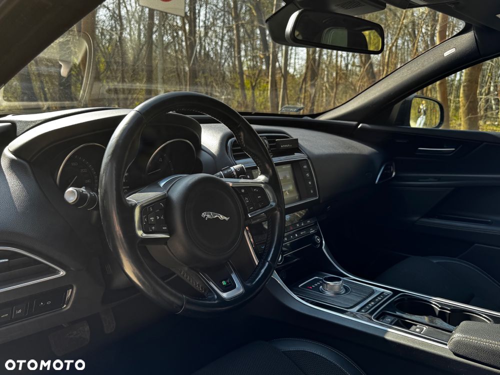 Jaguar XE 2.0 D R-Sport - 7