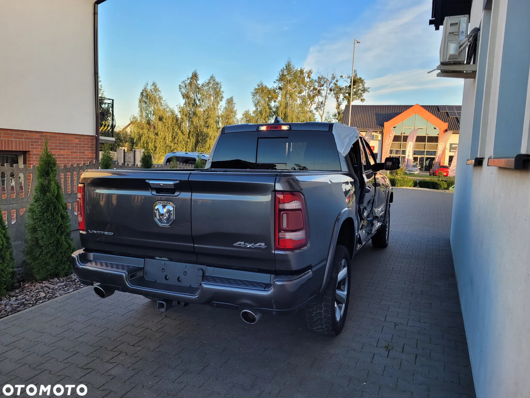 RAM 1500 Crew Cab Shortbed Limited - 10