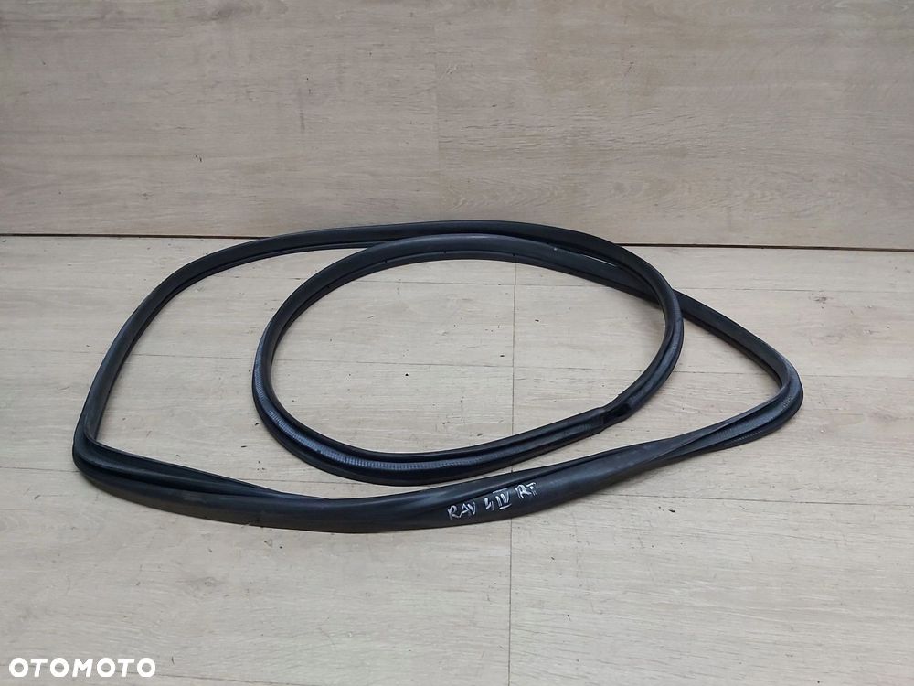Toyota Rav4 IV XA40 13-18r uszczelka karoseryjna drzwi prawy tył - 1