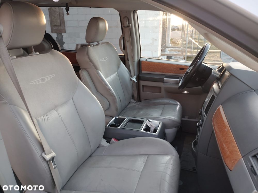 Chrysler Town & Country - 4