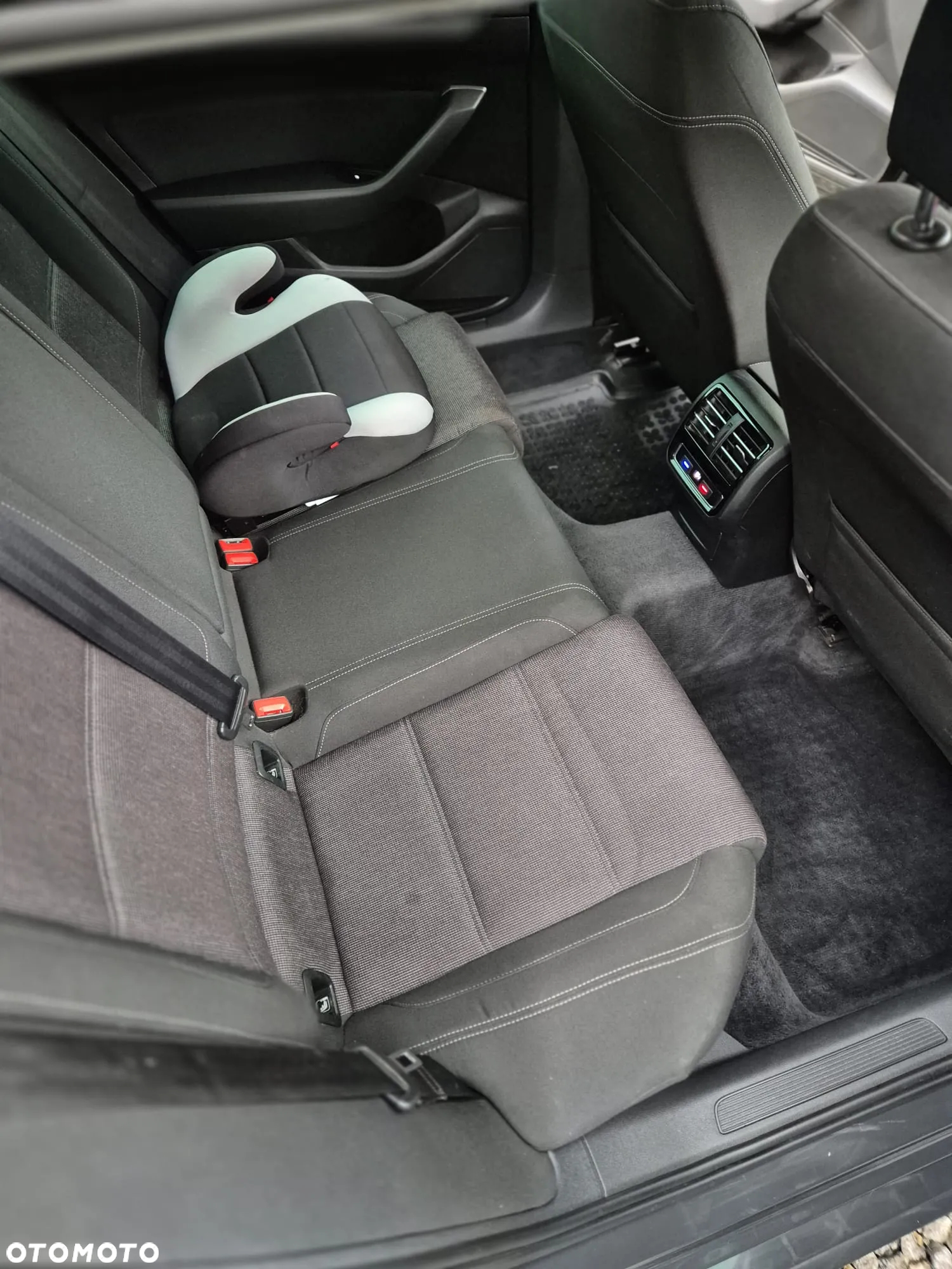 Volkswagen Passat Variant 1.6 TDI SCR DSG - 10