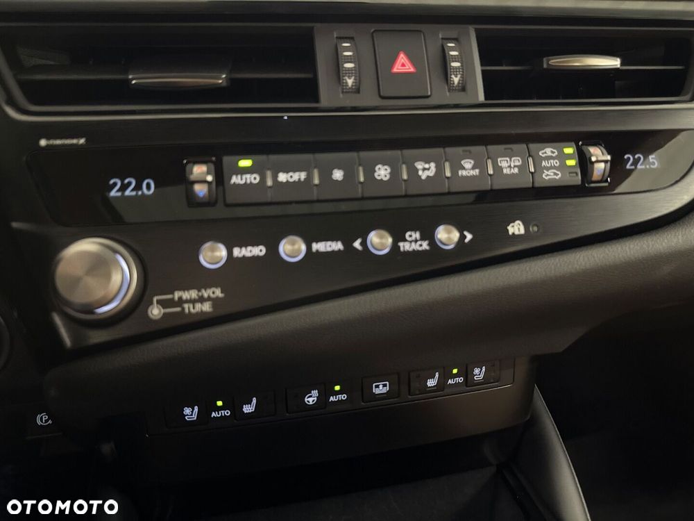 Lexus ES 300h Prestige - 28