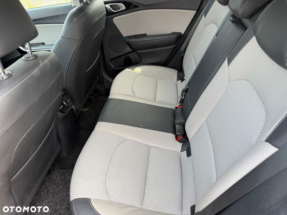 Kia Ceed - 11