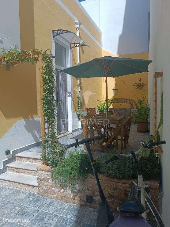 Moradia com 5 estudios quintal e terraço centro Olhao - Grande imagem: 2/36