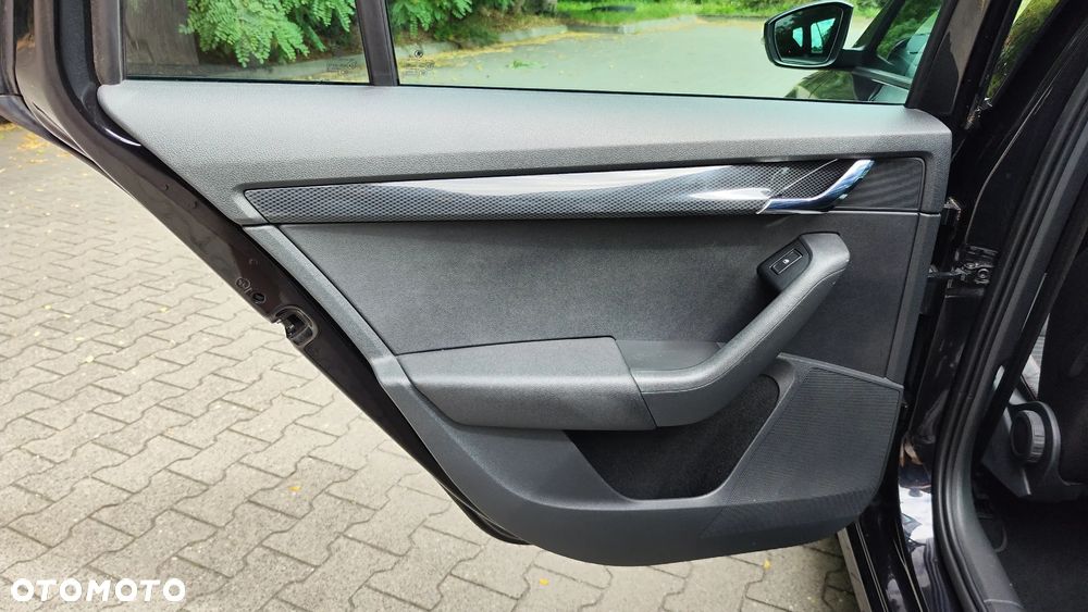 Skoda Octavia 2.0 TDI DSG RS - 24