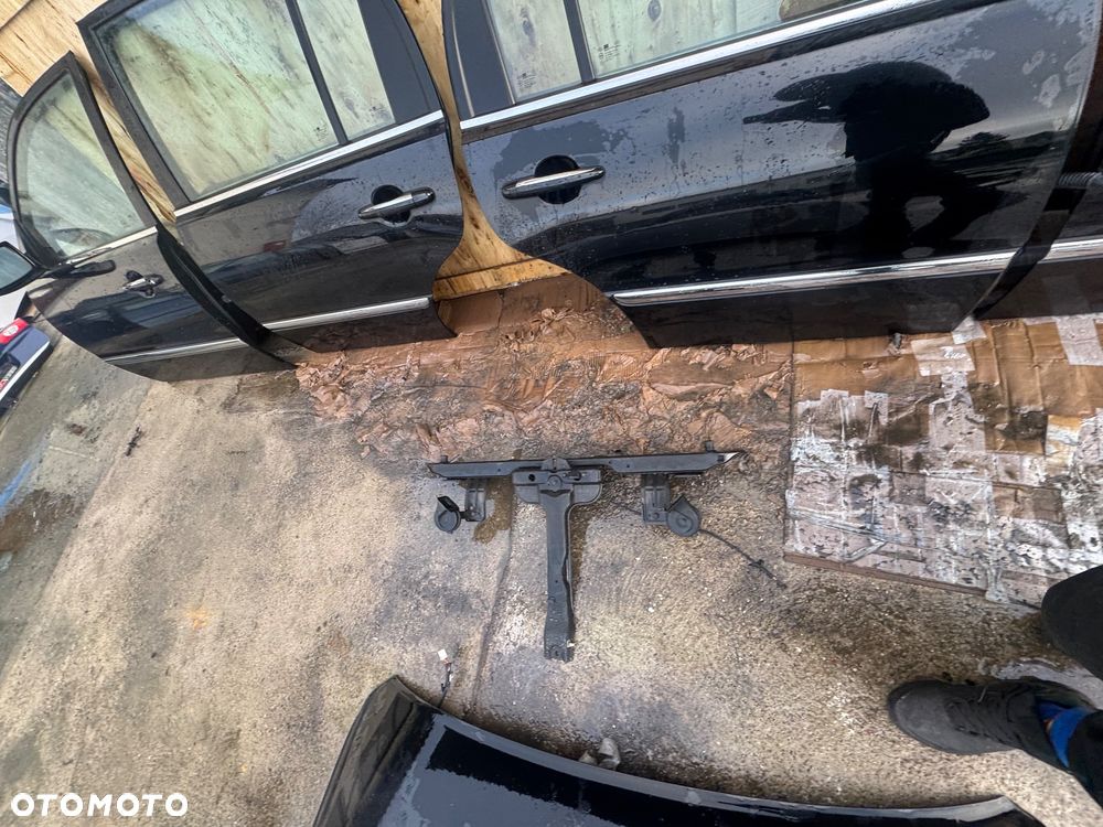 Kia opirus  kolor czarny drzwi praw lewe przednie tylne tył przód lusterka lusterko R8 klapa tylnia klapa bagażnika lampy tył tylnie prawa lewa prawy lewy maska lampa przód przednia xenon no xenon chłodnice komplet wody klimy belka przód zderzak przód przedni - 20