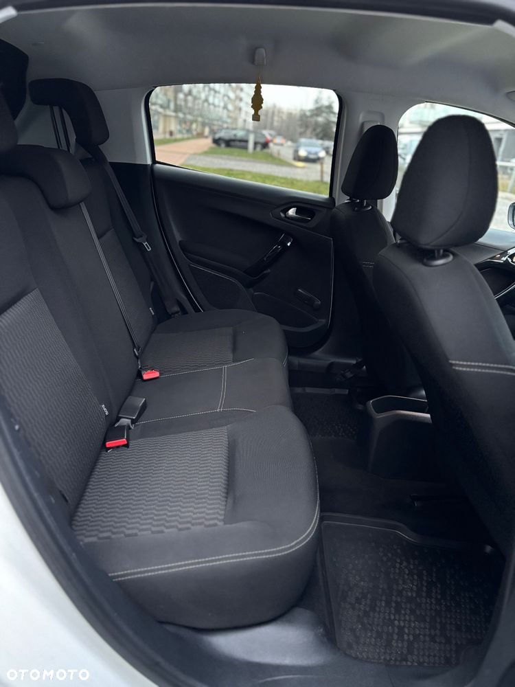 Peugeot 208 1.6 BlueHDi Allure S&S - 32