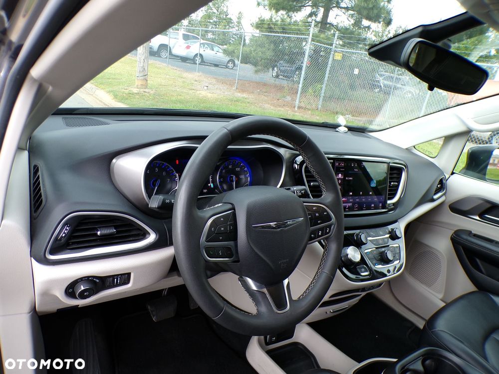 Chrysler Pacifica - 11