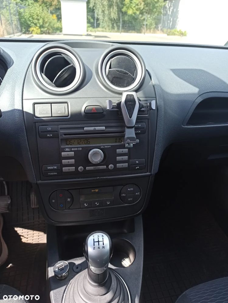Ford Fiesta 1.4 Ghia - 13