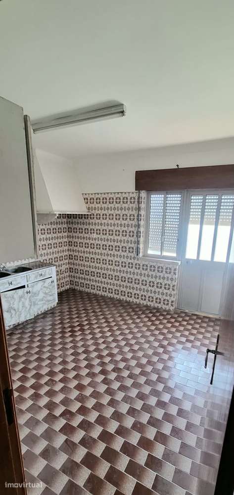 MORADIA PARA REABILITAÇÃO TOTAL | 2 APARTAMENTOS T3 | TERRENO 1.080 m² - Grande imagem: 4/37