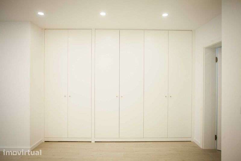 Apartamento T1 no R/C totalmente remodelado na Romeira/Almada - Grande imagem: 3/8