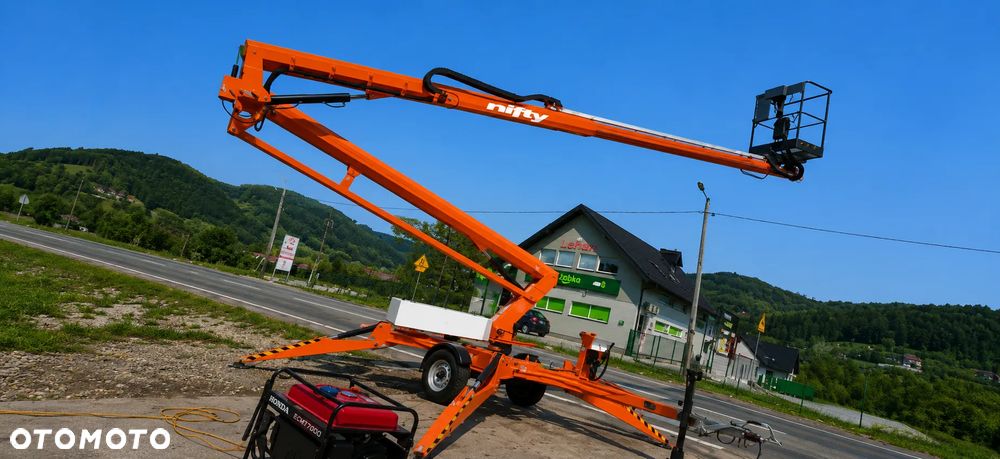 Nifty 170 HAC Zwyżka koszowa 17 metrów Podnośnik. jak Nowa z salonu 2015rok. PRĄD 230v. 4 sekcje sterowania na dole Nowy model! Z komuny Norweskiej. Używana była 1 raz do roku. Serwisowana w DEKRA do końca OKAZJA. Zwyżka Obrotowa. Poziomowanie kosza. Pełna Hydraulika. Ani deka luzów i wycieków. Zadbany sprzęt. Posiadam 2 identyczne sztuki. Druga z 2020 roku! - 2