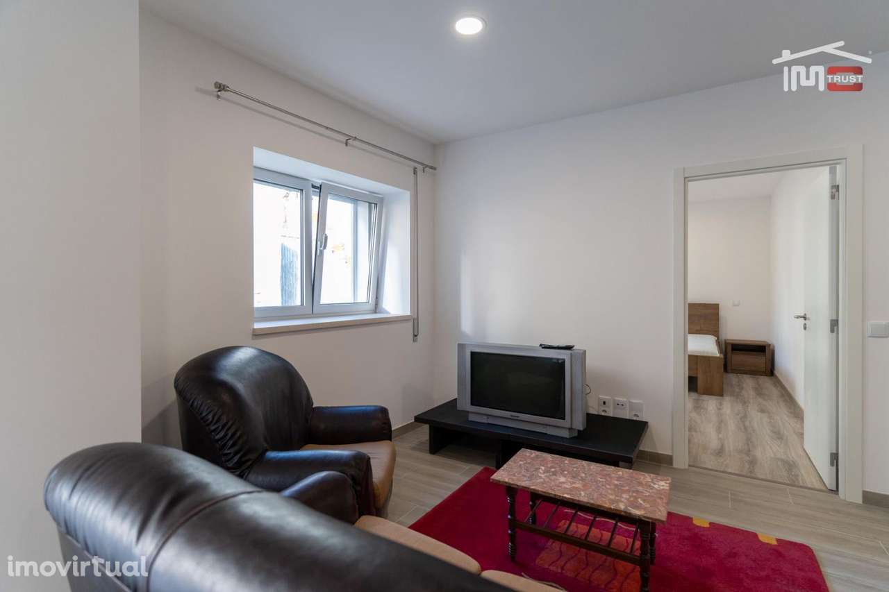 MORADIA T2 RECUPERADA EM ESTADO NOVO  COM AREA TOTAL DE 410 M2 EM R... - Grande imagem: 5/31