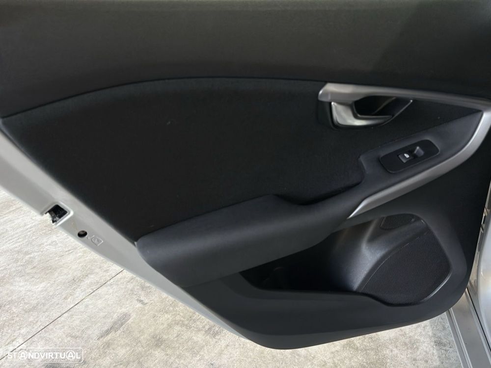 Volvo V40 2.0 D3 Momentum - 21