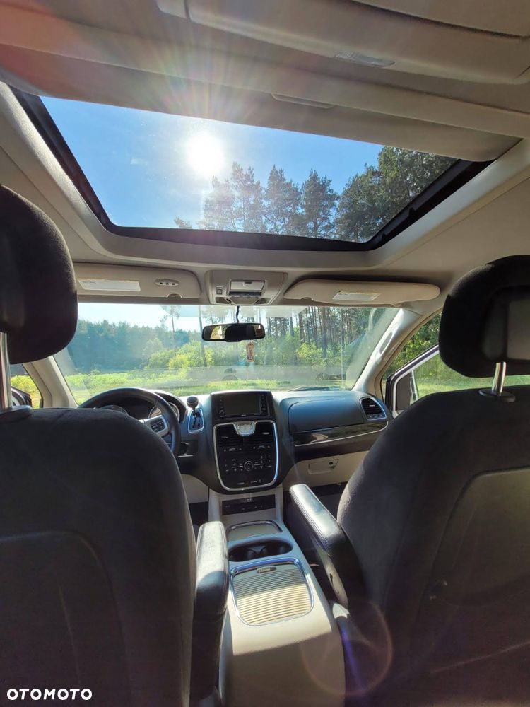 Chrysler Town & Country - 13