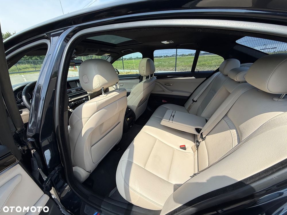 BMW Seria 5 530d xDrive - 14