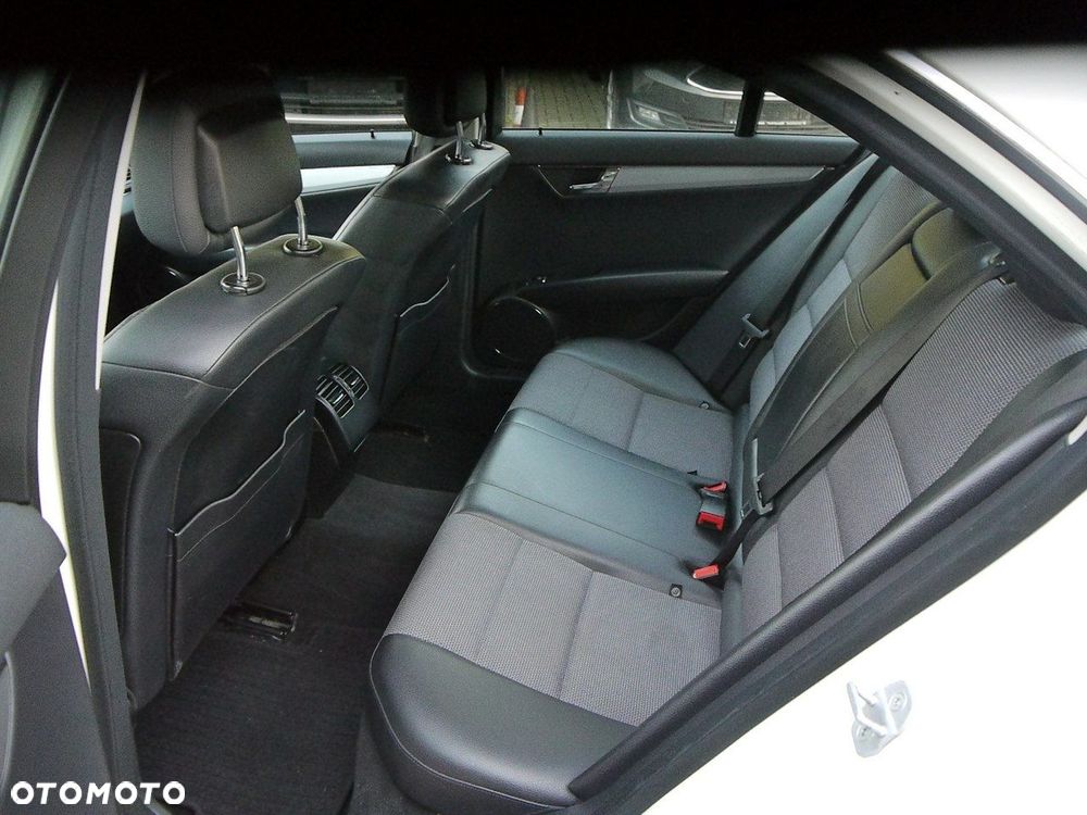 Mercedes-Benz Klasa C 180 BlueEFFICIENCY 7G-TRONIC Avantgarde - 27