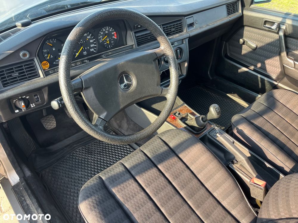 Mercedes-Benz W201 (190) - 12