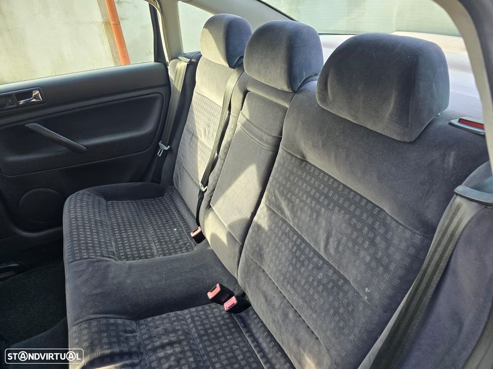 VW Passat 1.9 TDi Highline - 14