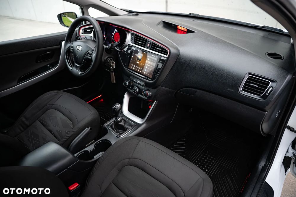 Kia Ceed - 32