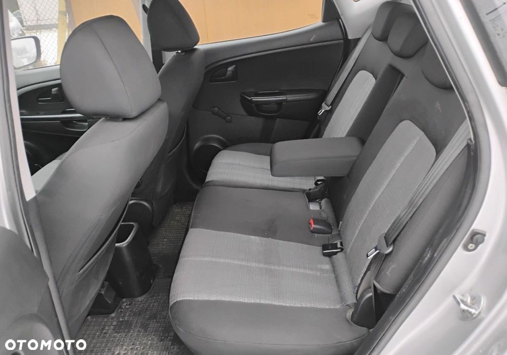 Kia Venga - 10