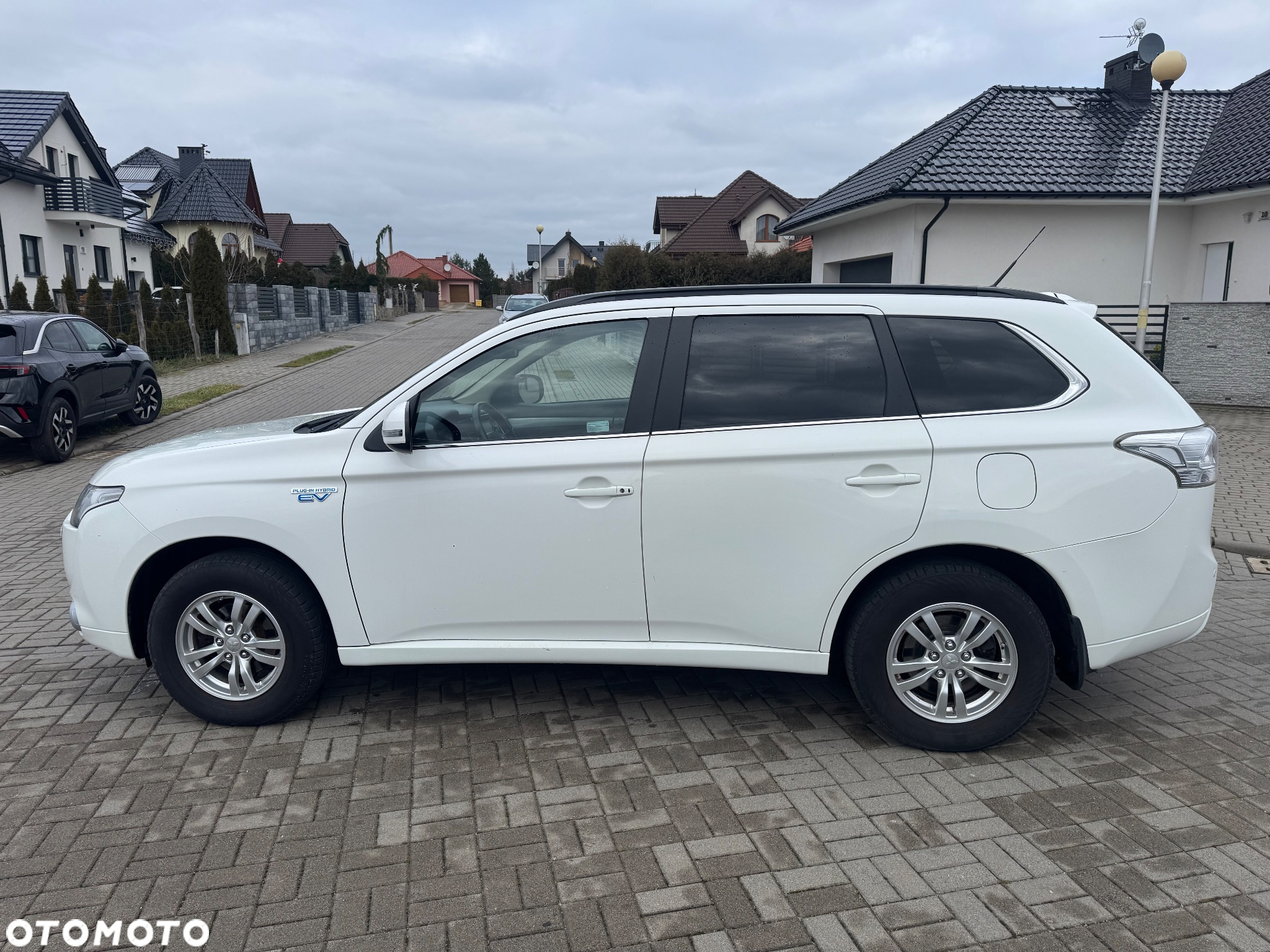 Mitsubishi Outlander 2.0 4WD Plug-In Hybrid - 14