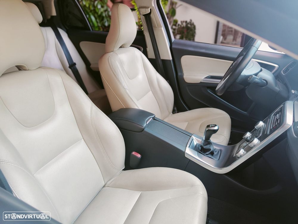 Volvo V60 2.0 D3 Momentum - 11