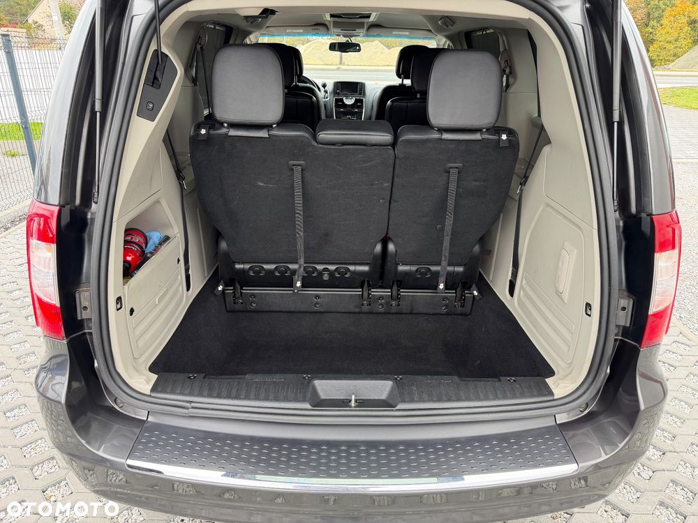 Chrysler Town & Country - 19
