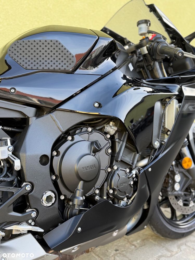 Yamaha R1 - 16