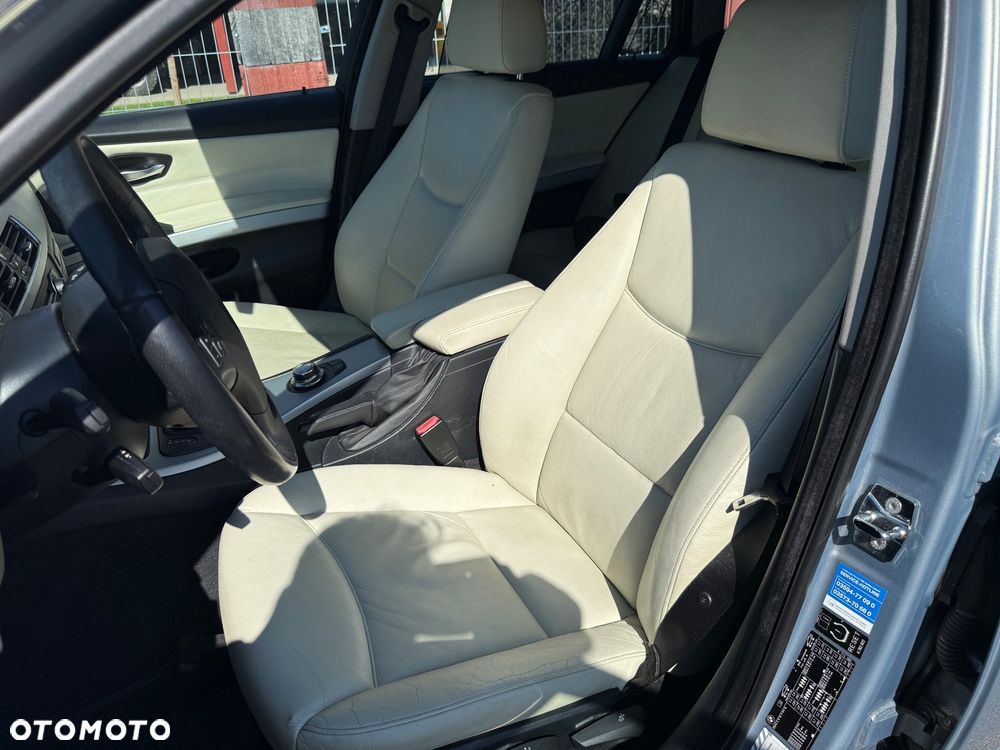 BMW Seria 3 325i Touring - 28