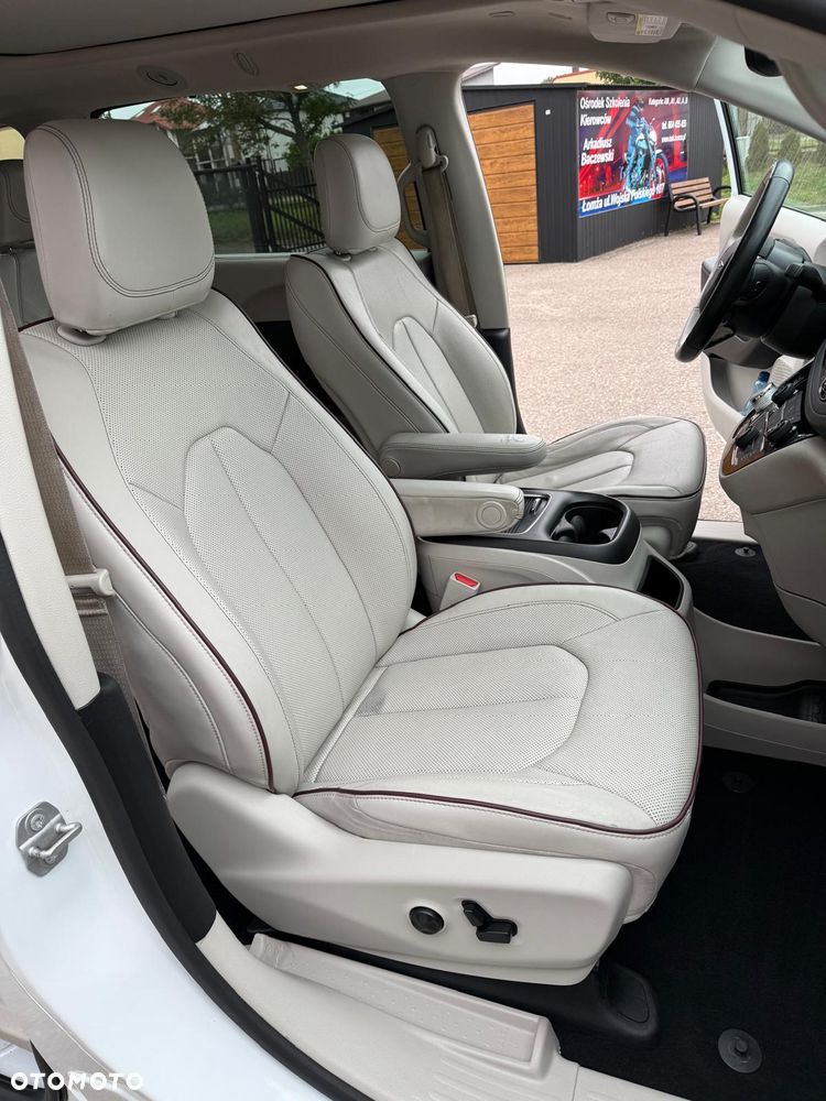 Chrysler Pacifica - 12