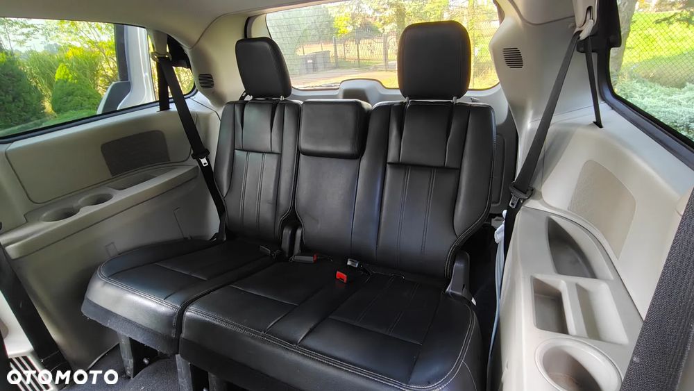 Chrysler Town & Country - 22
