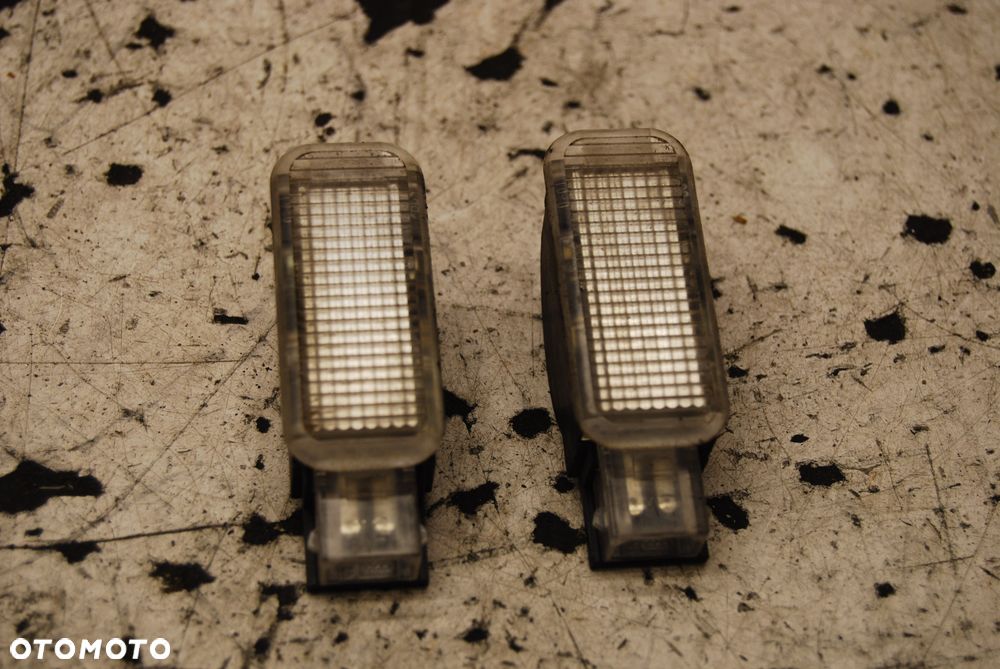 LAMPKA DRZWI BOCZKU 3B0947415B VW PASSAT B5 - 7