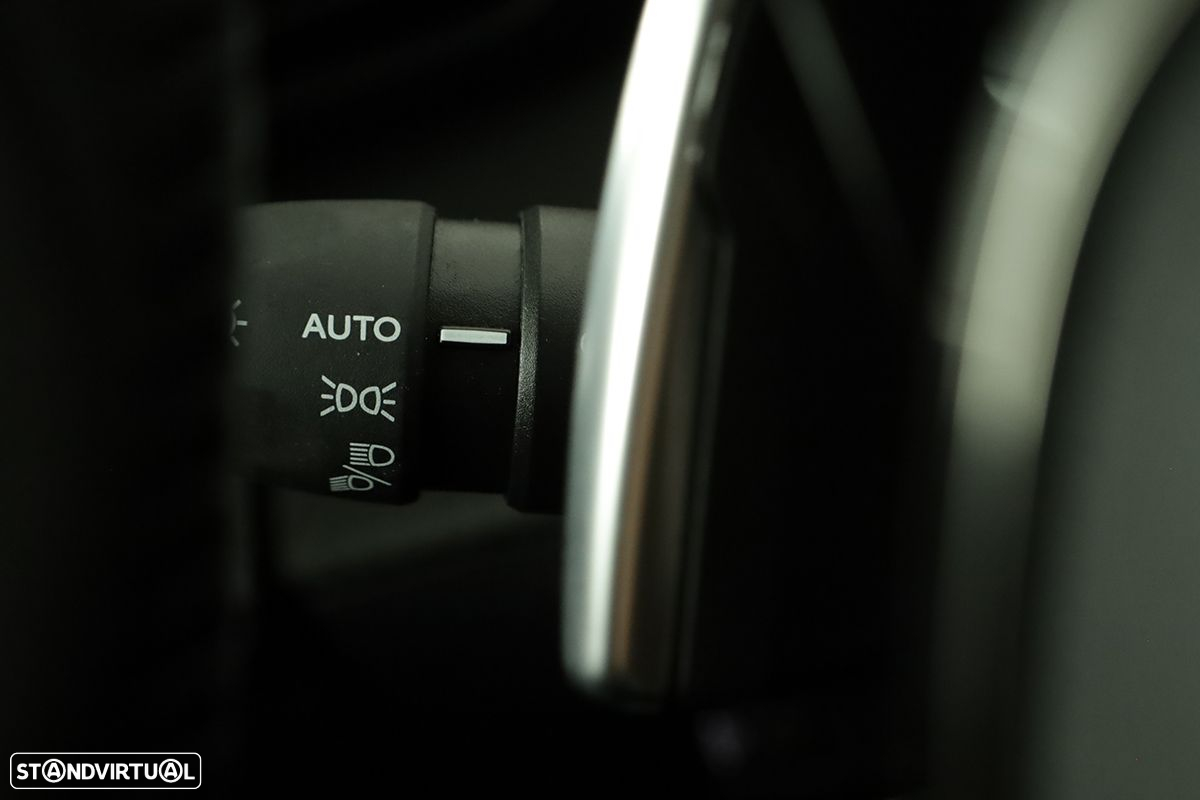 Peugeot 2008 1.2 PureTech Allure EAT8 - 17