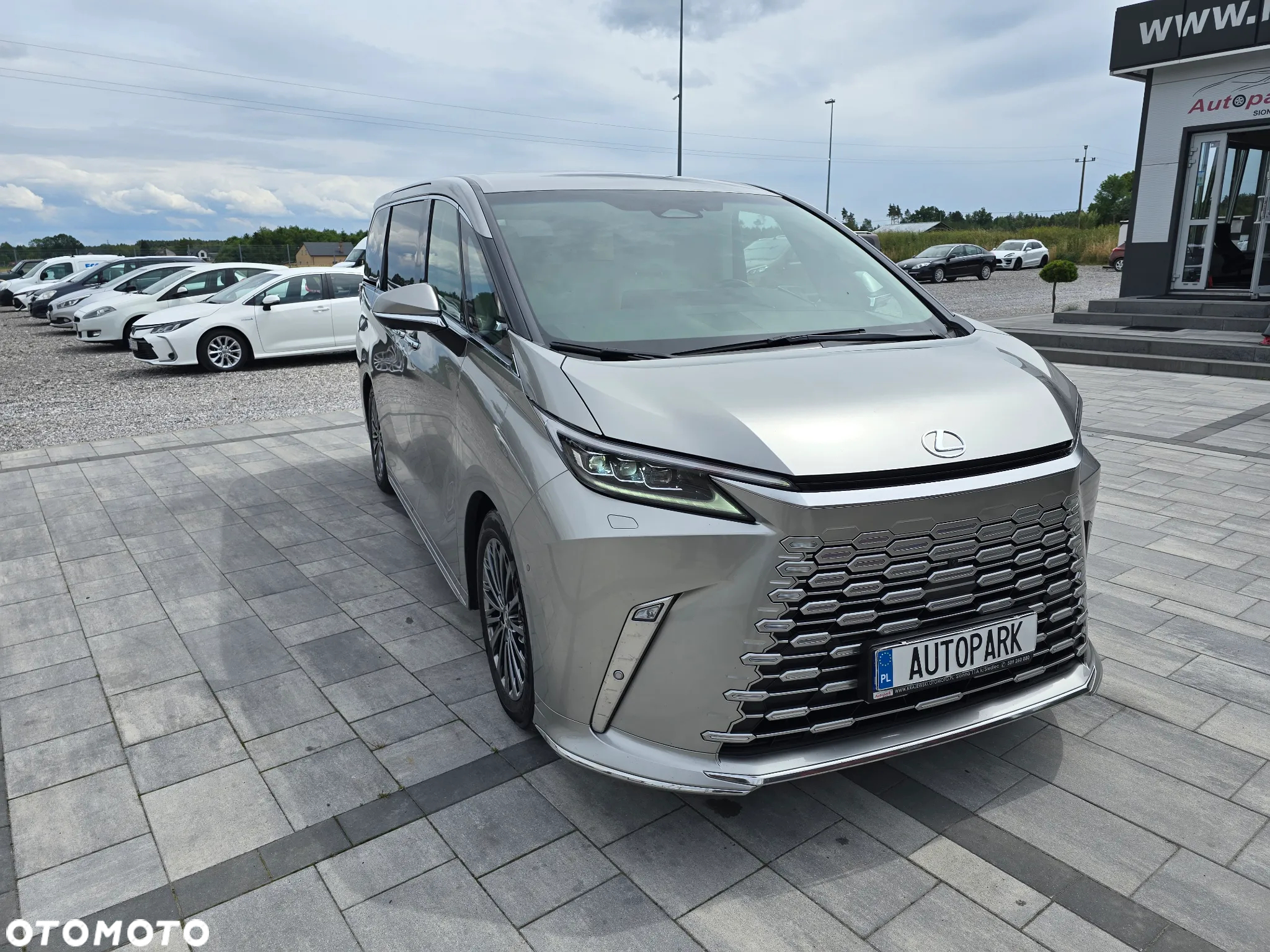 Lexus LM 350h Omotenashi - 3