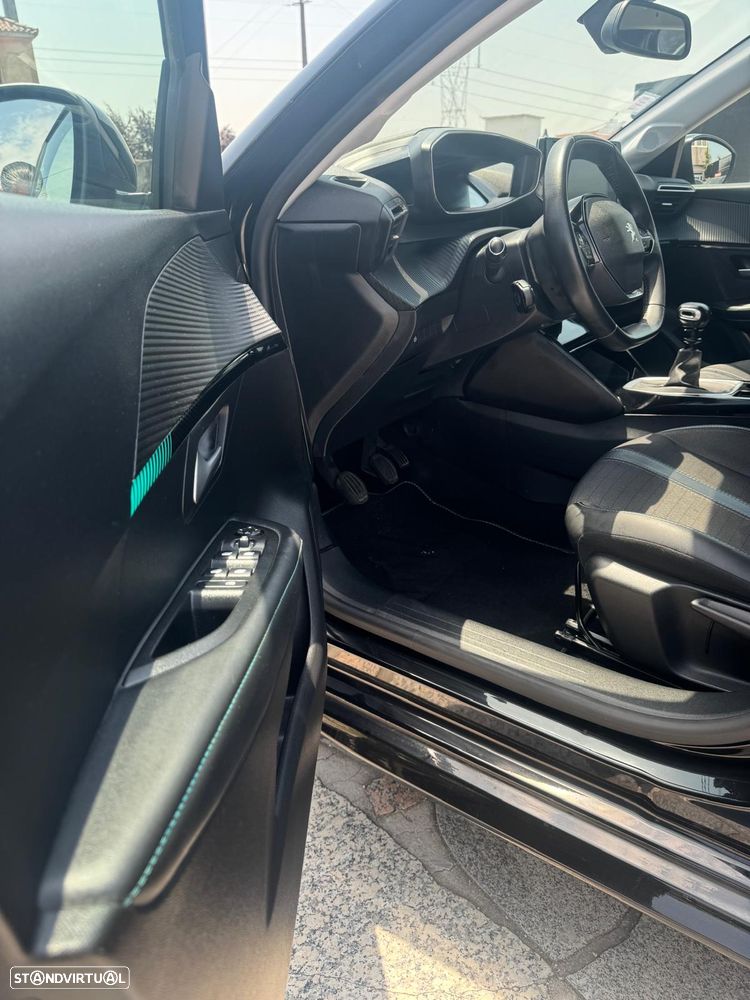 Peugeot 208 PureTech 100 Allure — fotografia 13