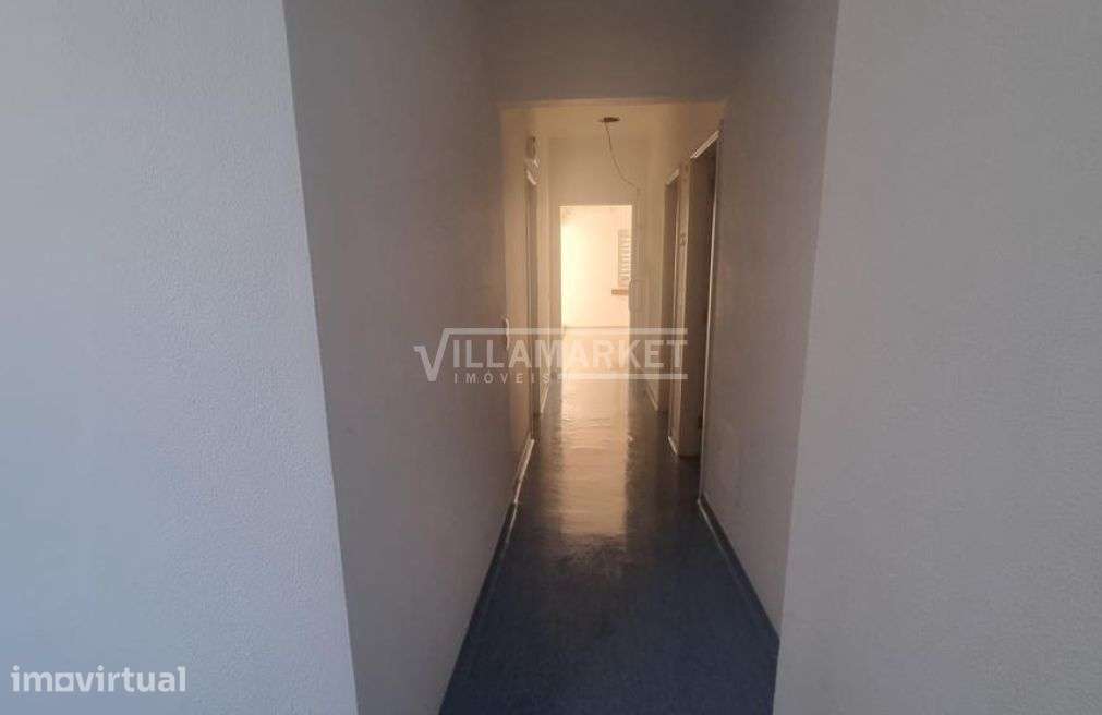 Prédio urbano da banca composto por 2 pisos situado numa zona residenc - Grande imagem: 5/16