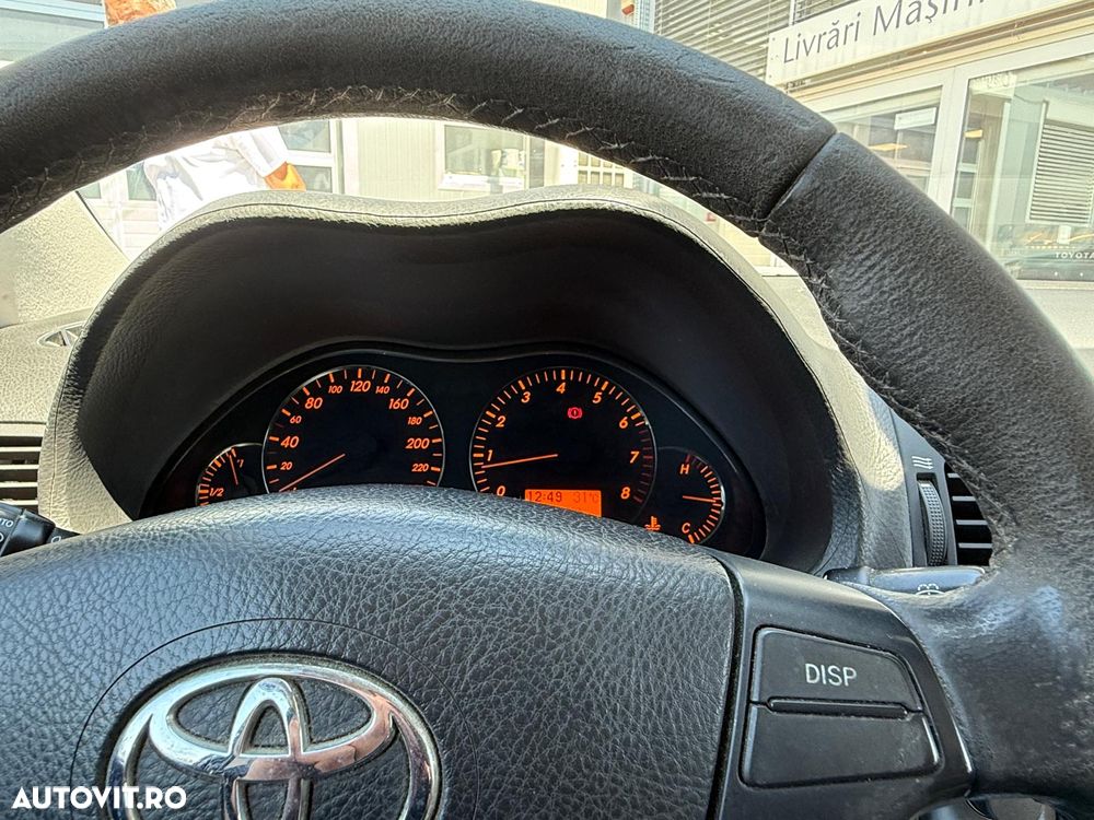 Toyota Avensis 1.6 Sedan Terra - 11