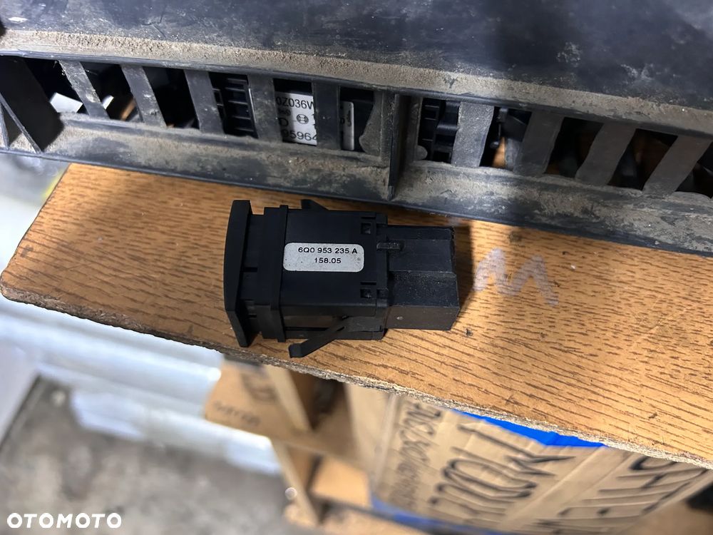 VW POLO 9N PRZYCISKI PRZEŁĄCZNIKI ŚWIATEŁ AWARYJNYCH 6Q0953235A WYSYŁKA !!! - 2