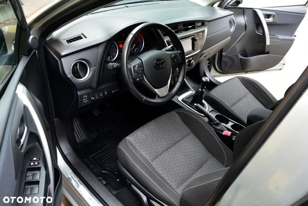 Toyota Auris 1.6 Premium Comfort - 6