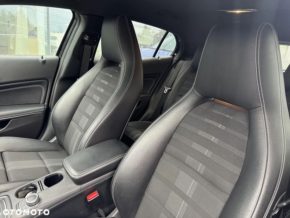 Mercedes-Benz GLA 200 7G-DCT Urban - 12