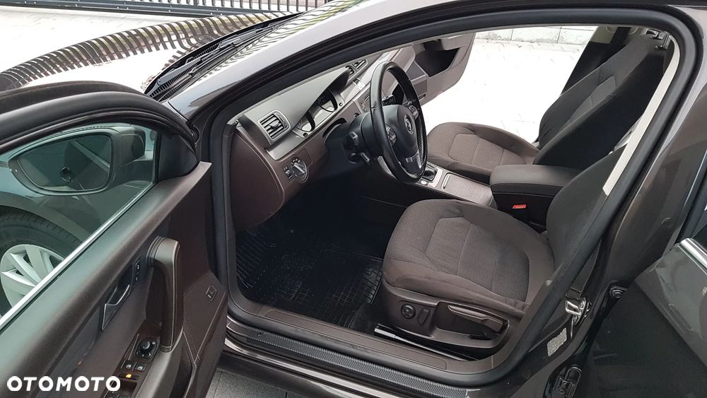 Volkswagen Passat 2.0 TDI DPF Highline - 25