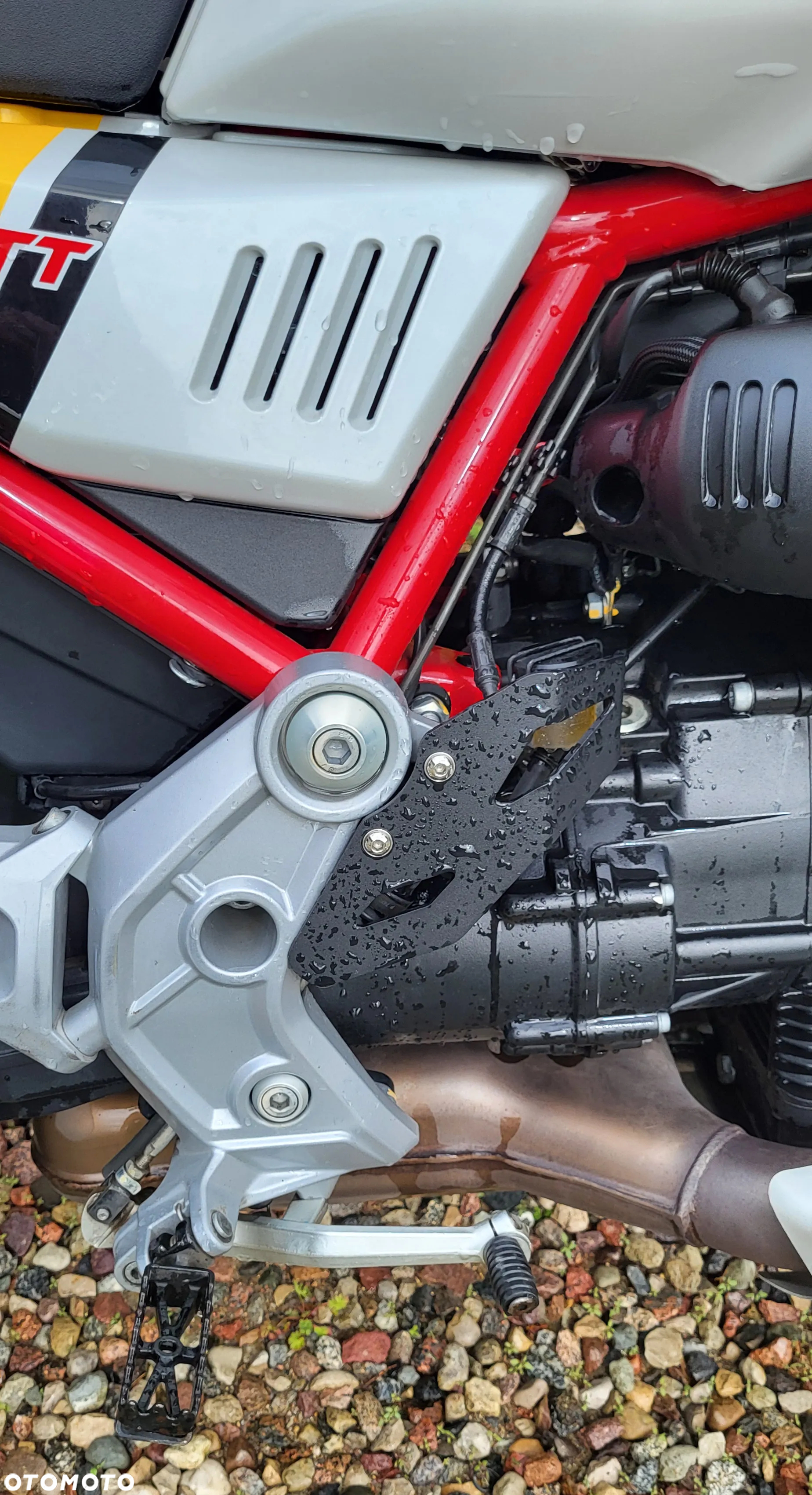 Moto Guzzi V85 - 12